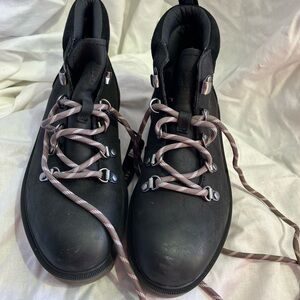 NWoT/B Sorel Hi-Line Hiker Boot black / black. (I need to add size info)